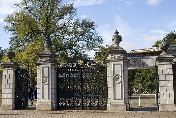 Victoria Gate. KewÔÇÜ├ä├┤s Victoria entrance comprises a pair of imposing