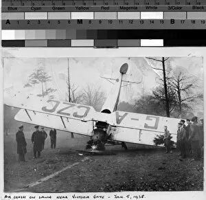 Monochrome Gallery: Aircraft emergency landing, Kew, 1938