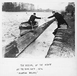 Images Dated 12th February 2015: The arrival of the flagstaff off the Sion Vista, Kew, circa 1916