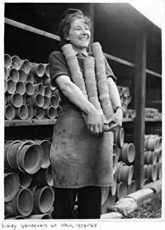 Wwii Collection: Female gardener, RBG Kew, World War II