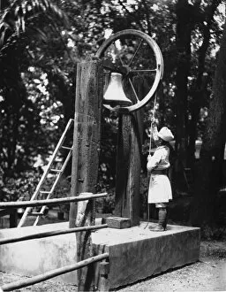 Monochrome Gallery: Ringing the work bell, India circa 1910