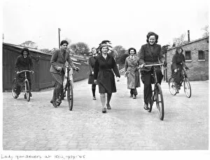 History Gallery: Women gardeners, RBG Kew, World War II